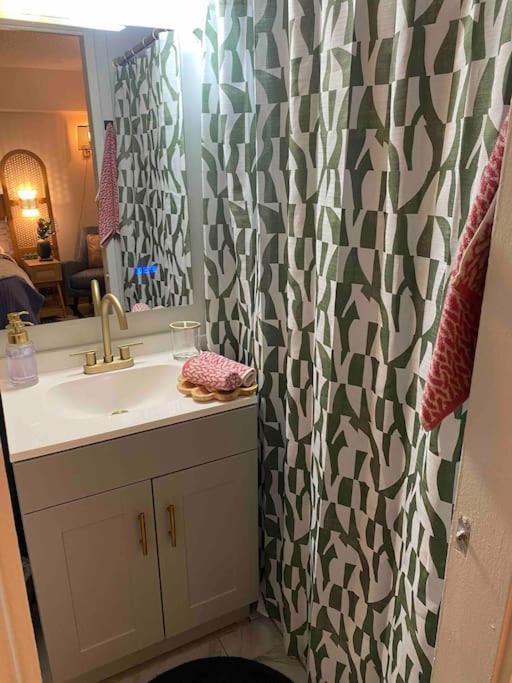 Seashore Waikiki Studio 1 Block From A Beach No Resort Fees Honolulu Bagian luar foto