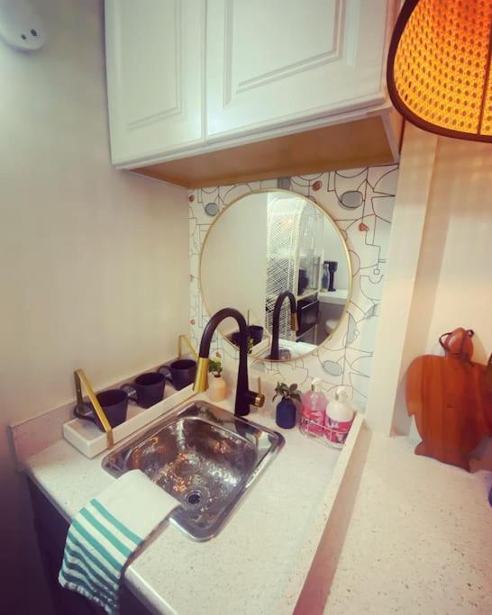 Seashore Waikiki Studio 1 Block From A Beach No Resort Fees Honolulu Bagian luar foto